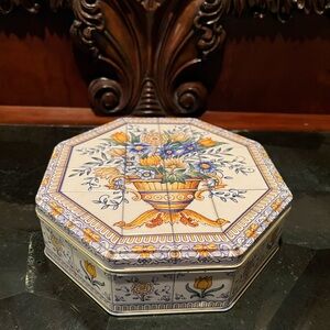 PM011326 Floral Octagonal Tin